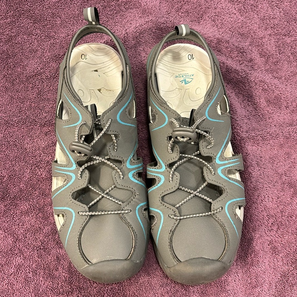 Women’s water sandal with bungee laces